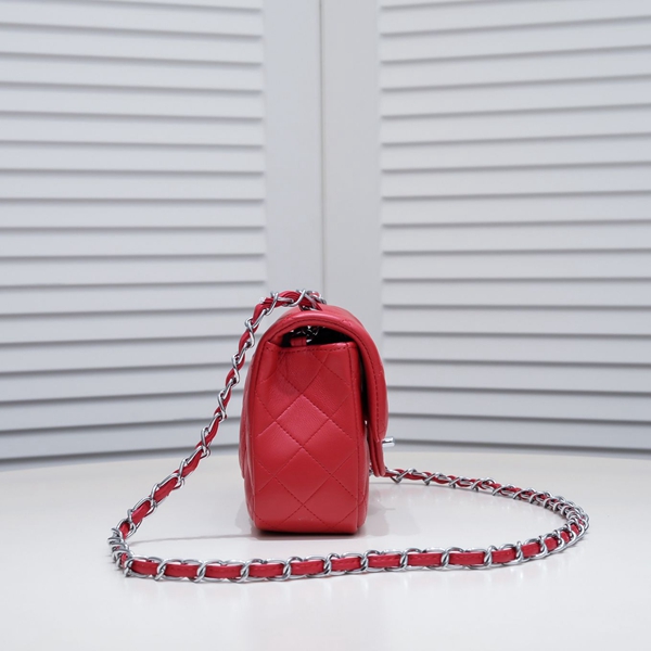 シャネルバッグ背面デザイン